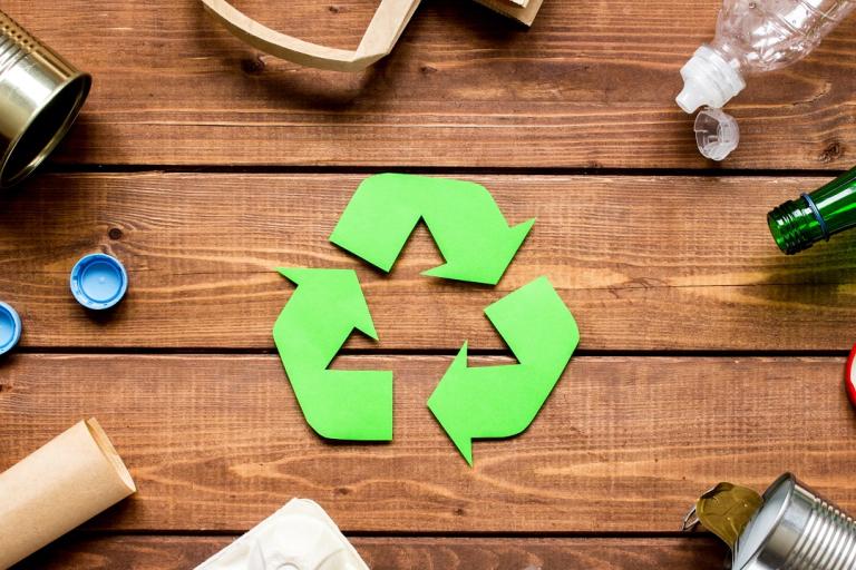 Recycling logo and objects to be recycled